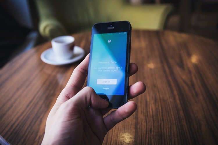 TWITTER – Doi foști angajați ai companiei, surprinși în timpul spionării utilizatorilor pentru Arabia Saudită