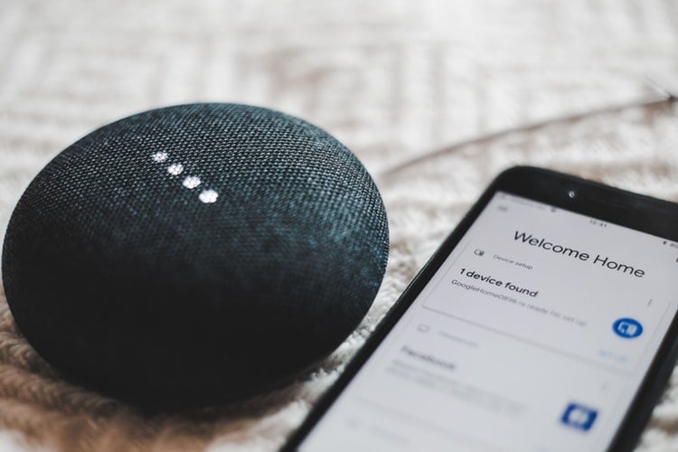 Hackerii îți pot controla în mod silențios Google Home, Alexa și Siri, folosind lumina laser